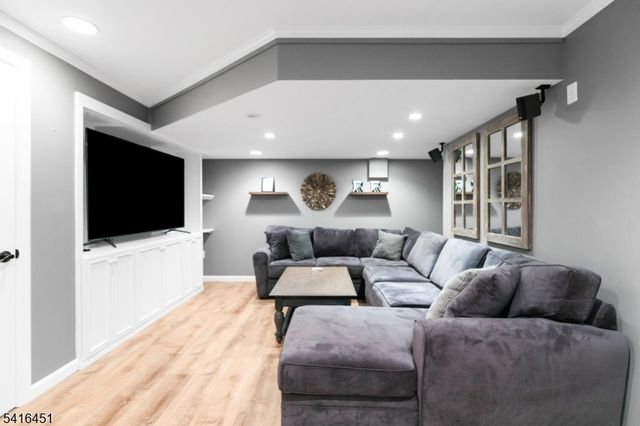 1 Vanderveer Dr, Bernards Twp., NJ 07920