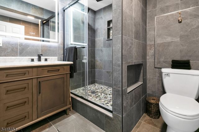 1 Vanderveer Dr, Bernards Twp., NJ 07920