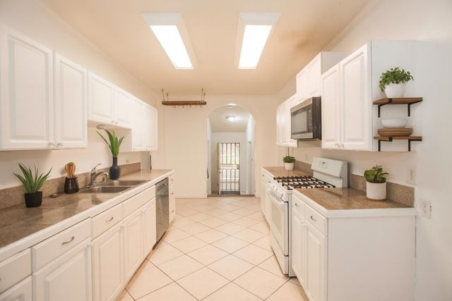 9695 Kent St, Elk Grove, CA 95624