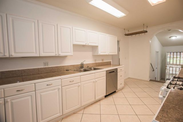 9695 Kent St, Elk Grove, CA 95624