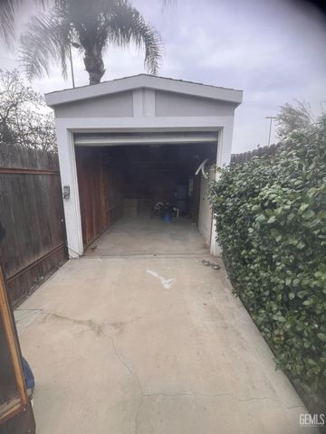 7815 Vaquero Avenue, Bakersfield, CA 93308