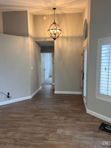 7815 Vaquero Avenue, Bakersfield, CA 93308