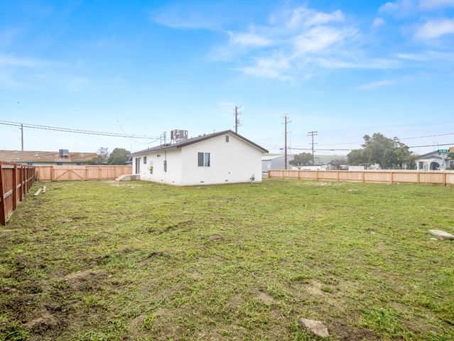 3055 E Olney Avenue, Fresno, CA 93725