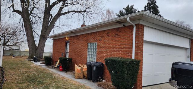 21792 Elmwood Avenue, Eastpointe, MI 48021