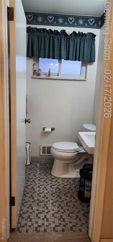 21792 Elmwood Avenue, Eastpointe, MI 48021