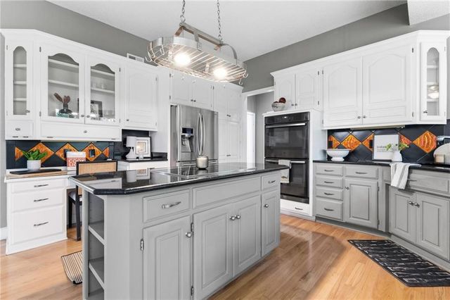 2250 SW Forestpark Place, Lee's Summit, MO 64081