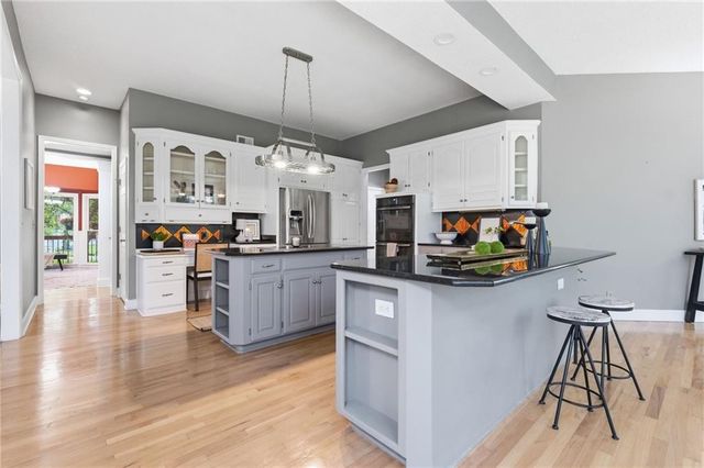 2250 SW Forestpark Place, Lee's Summit, MO 64081