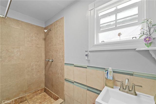 1665 Arlington, Los Angeles, CA 90019