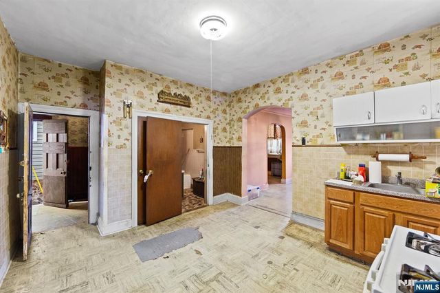 400 41st Street, Union City, NJ 07087