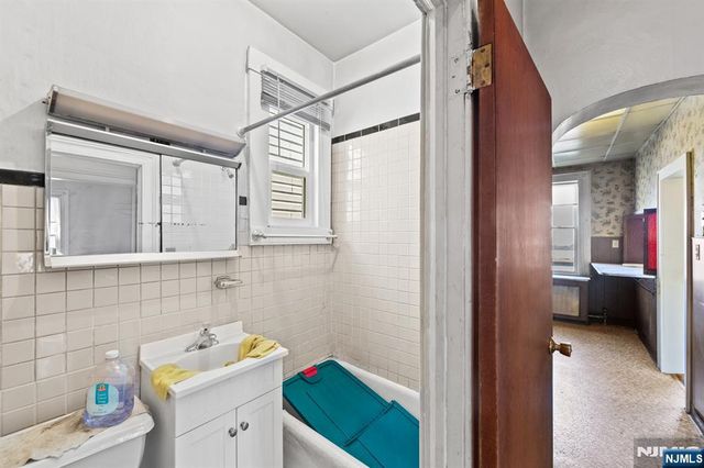 400 41st Street, Union City, NJ 07087