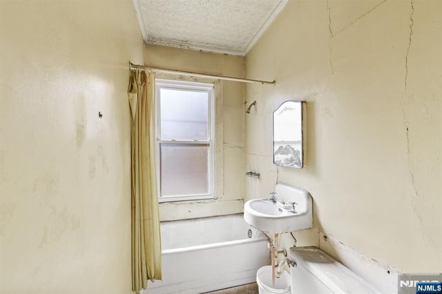 400 41st Street, Union City, NJ 07087