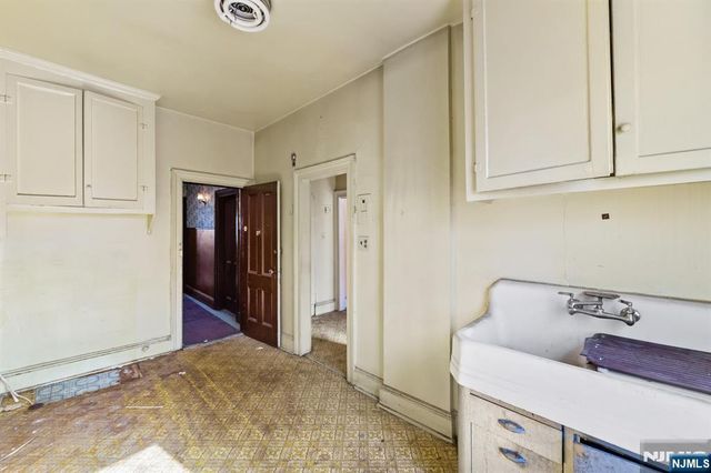 400 41st Street, Union City, NJ 07087