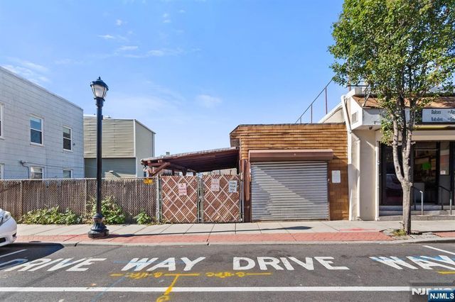 400 41st Street, Union City, NJ 07087