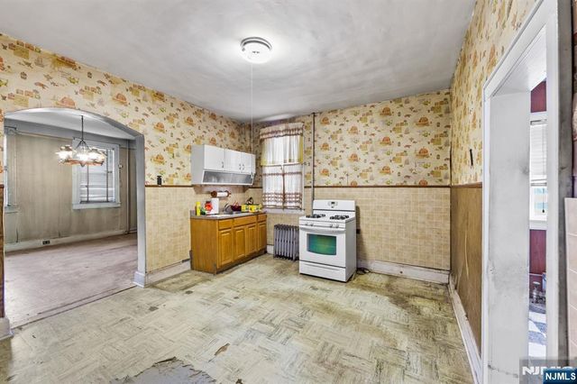 400 41st Street, Union City, NJ 07087