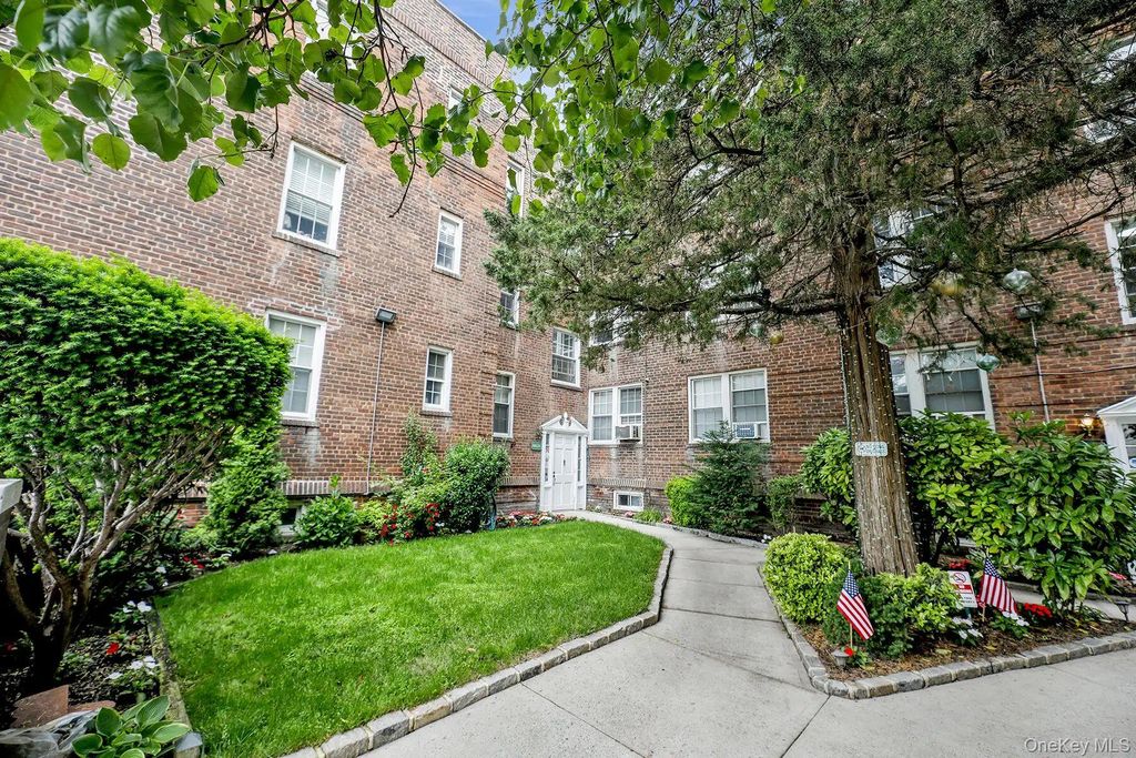 1 Ash place 1C, Great Neck Plaza, NY 11021