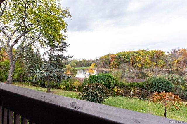 2045 Bordeaux Street, West Bloomfield Charter Township, MI 48323