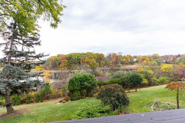 2045 Bordeaux Street, West Bloomfield Charter Township, MI 48323