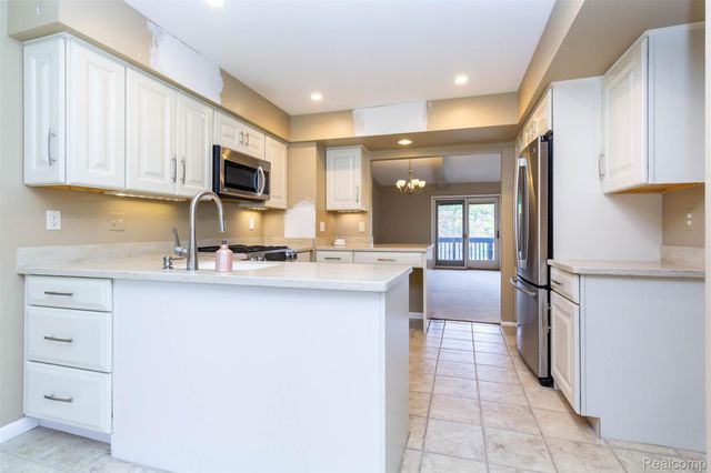 2045 Bordeaux Street, West Bloomfield Charter Township, MI 48323