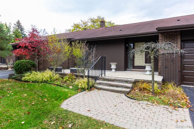 2045 Bordeaux Street, West Bloomfield Charter Township, MI 48323