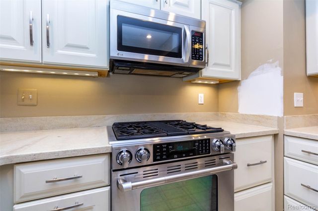 2045 Bordeaux Street, West Bloomfield Charter Township, MI 48323