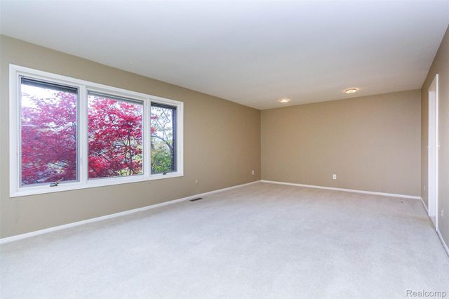 2045 Bordeaux Street, West Bloomfield Charter Township, MI 48323