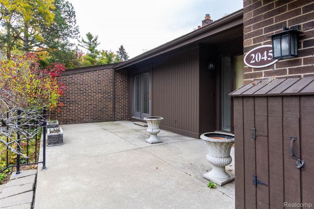 2045 Bordeaux Street, West Bloomfield Charter Township, MI 48323