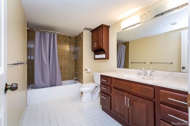 2045 Bordeaux Street, West Bloomfield Charter Township, MI 48323