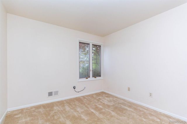 2045 Bordeaux Street, West Bloomfield Charter Township, MI 48323