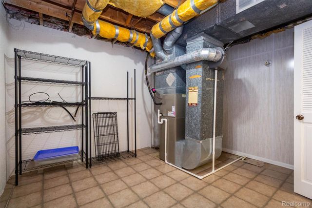 2045 Bordeaux Street, West Bloomfield Charter Township, MI 48323