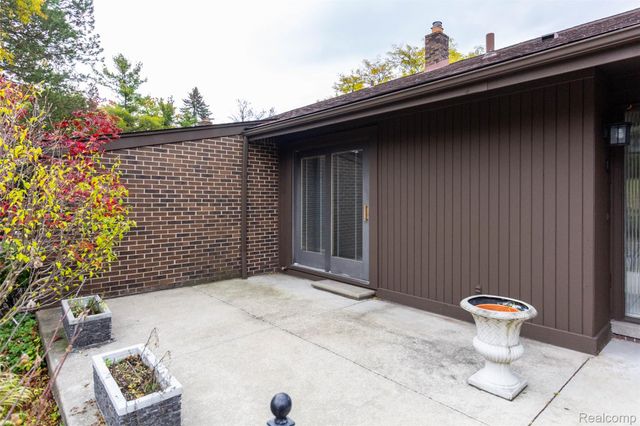 2045 Bordeaux Street, West Bloomfield Charter Township, MI 48323