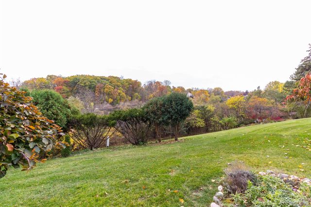 2045 Bordeaux Street, West Bloomfield Charter Township, MI 48323