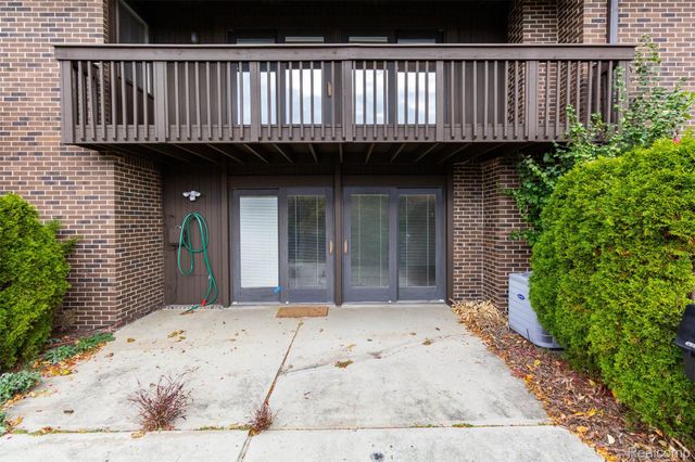 2045 Bordeaux Street, West Bloomfield Charter Township, MI 48323