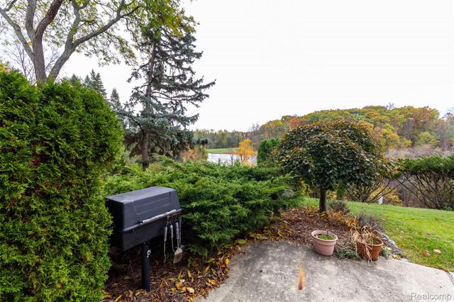 2045 Bordeaux Street, West Bloomfield Charter Township, MI 48323