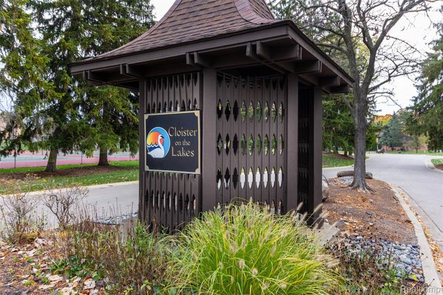 2045 Bordeaux Street, West Bloomfield Charter Township, MI 48323