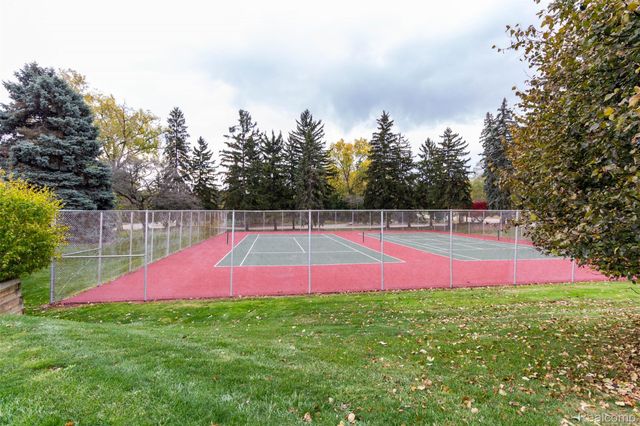 2045 Bordeaux Street, West Bloomfield Charter Township, MI 48323