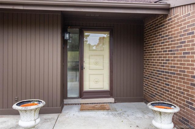 2045 Bordeaux Street, West Bloomfield Charter Township, MI 48323
