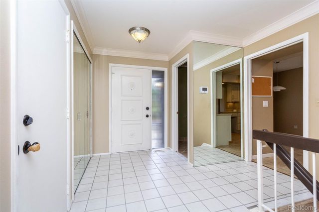 2045 Bordeaux Street, West Bloomfield Charter Township, MI 48323