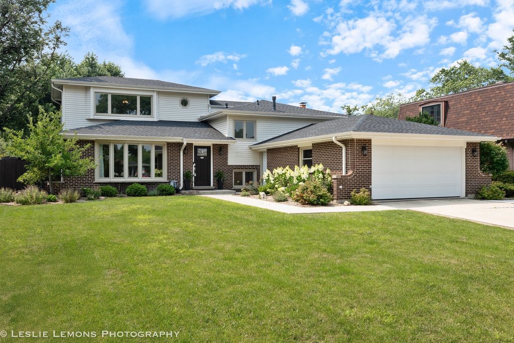 1917 Holly Avenue, Darien, IL 60561