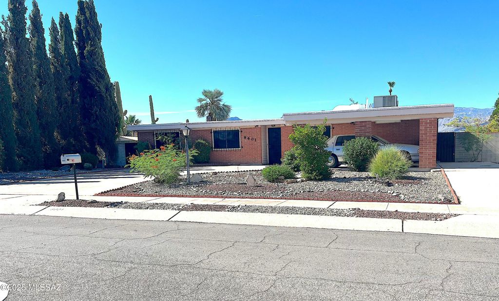 8601 E Mabel Place, Tucson, AZ 85715