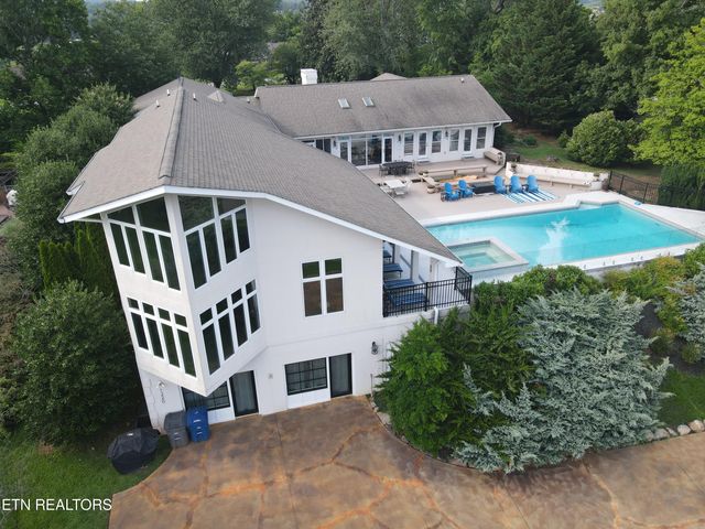 1266 Lakeview Drive, Dandridge, TN 37725