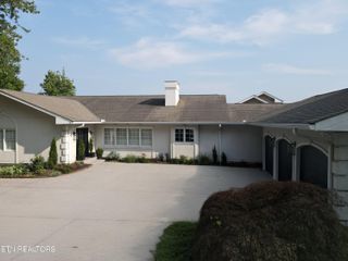 1266 Lakeview Drive, Dandridge, TN 37725