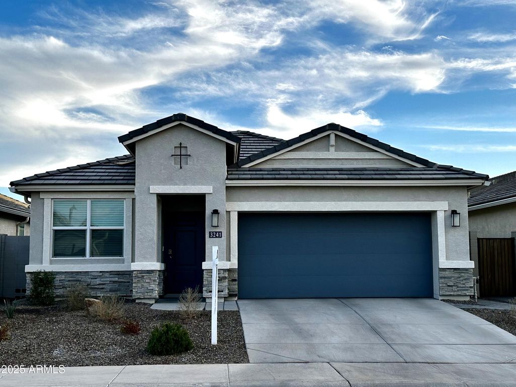 3241 W SHANLEY Avenue, Apache Junction, AZ 85120