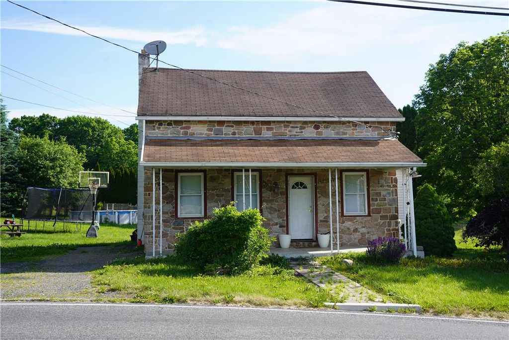 2094 East Scenic Drive, Moore Twp, PA 18014