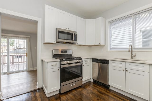 4646 W Warwick Avenue, Chicago, IL 60641