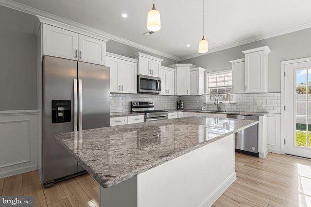 285 MAGNOLIA DR, Levittown, PA 19054