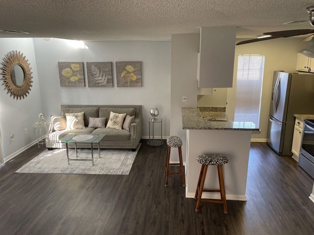 3770 Lovers Wood Lane 1010, Houston, TX 77014
