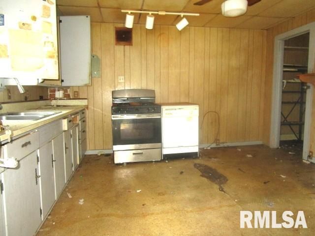 127 N CEDAR Avenue, West Peoria, IL 61604