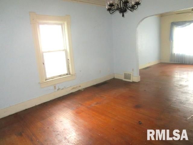 127 N CEDAR Avenue, West Peoria, IL 61604