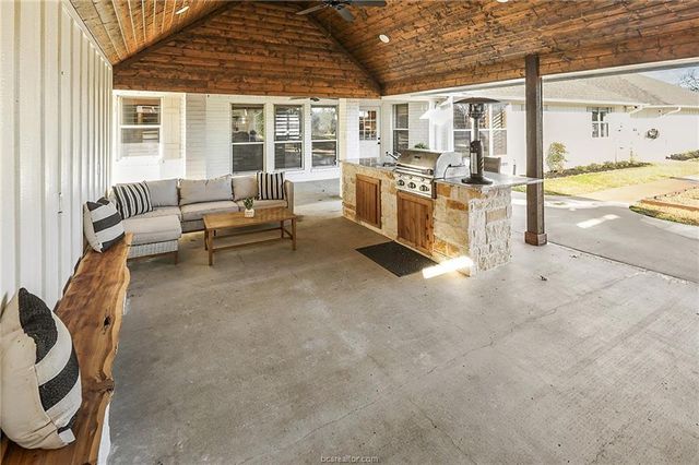 17724 April Vista Court, College Station, TX 77845