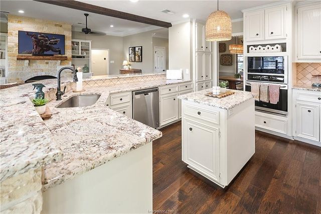 17724 April Vista Court, College Station, TX 77845